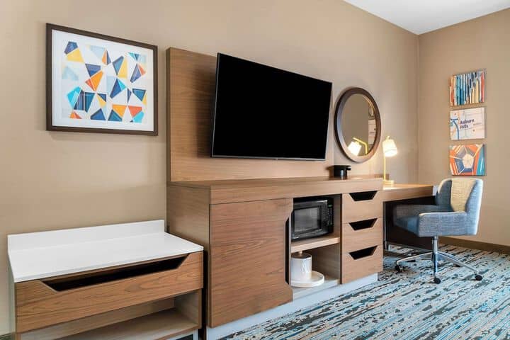 Room 10 of 32